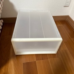 衣装ケース、枕の画像