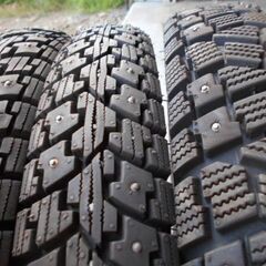 70/100-14×2本と80/100-14イボ付きスパイクタイヤです、引取り限定になります。の画像