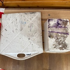 洗ってない陶器のパレットと筆洗いの画像