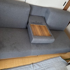 ‼️0円3人掛けソファ‼️ドリンク置き場付き‼️11日まで掲載‼️お引き取り無ければ即処分‼️まだまだ使用できます‼️の画像