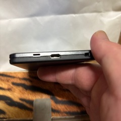 ネットで注文した6年前の2018年に使用開始し2年半くらい使用してましたSIMカードはありません、FUJITSUのarrowsスマホです中古になりますが当初は4万円近いスマホで分割払いで使用していました、傷はほぼとんどありませんが後ろに小さい傷ありますが使用には問題なく使えますの画像