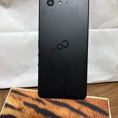 ネットで注文した6年前の2018年に使用開始し2年半くらい使用してましたSIMカードはありません、FUJITSUのarrowsスマホです中古になりますが当初は4万円近いスマホで分割払いで使用していました、傷はほぼとんどありませんが後ろに小さい傷ありますが使用には問題なく使えますの画像