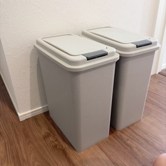 グレーのゴミ箱2こ個 の画像