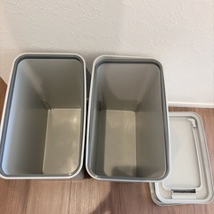 グレーのゴミ箱2こ個 の画像