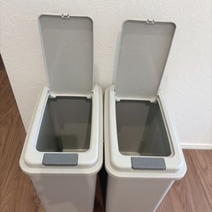 グレーのゴミ箱2こ個 の画像