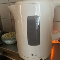 体重計と電気ケトルの画像