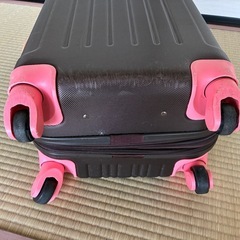 【無料】ブラウン×ピンクのスーツケース／キャスター破損あり・引き取り希望の画像