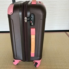 【無料】ブラウン×ピンクのスーツケース／キャスター破損あり・引き取り希望の画像