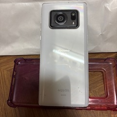 2024年去年クリスマス前まで使用していたAQUOS R 6で最新ので11万ちょっと一括購入し、2年くらい使用してました、傷はありませんが安くて5万で買い取る方いらっしゃいましたら12月いっぱいで締め切りたいと思っています、まだ普通に買うとしたら高いと思います，高いなら一万円引き致しますの画像