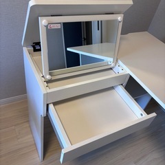 デスクテーブルの画像