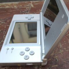 ☆任天堂 ニンテンドー NINTENDO DS Lite USG-001 本体 シルバー◆人気の携帯型ゲーム機・ケース付きの画像