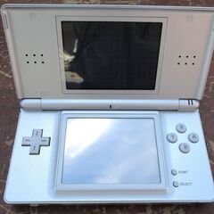 ☆任天堂 ニンテンドー NINTENDO DS Lite USG-001 本体 シルバー◆人気の携帯型ゲーム機・ケース付きの画像