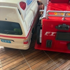 緊急車両２台の画像