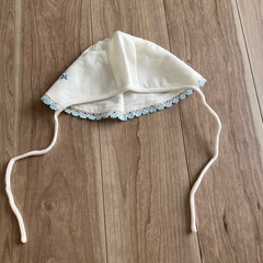 赤ちゃん用冬用帽子、あごひも付きの画像