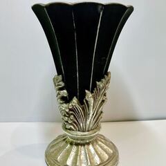 黒と金の花瓶の画像