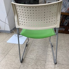 【ジモティー割引で最大15％OFF⭐️】 オフィスチェア 緑の画像