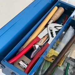 工具セット まとめ売り｜スチール山型ツールボックス付き｜ペンチ/モンキーレンチ/ウォーターポンププライヤー/ハンマー/ドライバー/ネジ・釘・フック・ホースバンド等 DIY 修理 大工 自転車 バイク 家具 の画像