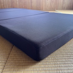 三つ折りマットレス（新品12000円）の画像