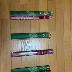 編み棒、本、小物セットの画像