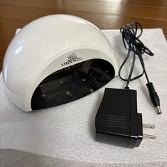 ジェルネイルLEDランプと装飾品の画像