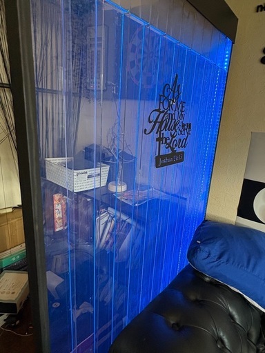 色の変わる水の仕切り壁