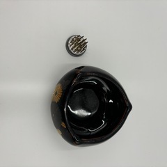 有田焼　黒色陶器 花瓶台 金銀花模様
の画像