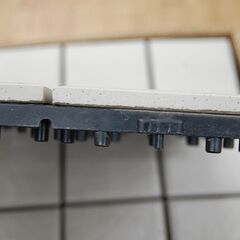 複数在庫 30×30cm ジョイントタイル ホワイト系 9枚貼りタイプ デッキタイル 庭 ベランダ バルコニー 札幌市 清田区 平岡の画像