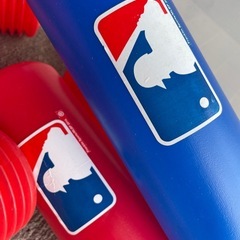 元祖ピコピコハンマー11個　MLBプラスチックバット3個　まとめて　衣装ケースに入れてお渡しの画像