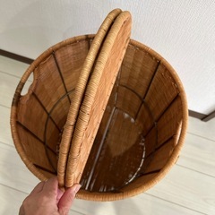 籐　キャリー付きバスケット
の画像