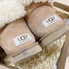 UGG 正規品 アグ 22cm ショートブーツ 新品中敷付⭐︎レディース ムートンブーツ ボアブーツ  ベージュ チェスナット の画像