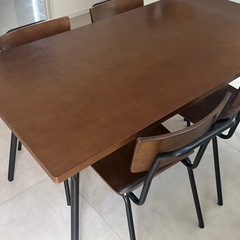 ダイニングテーブルの画像