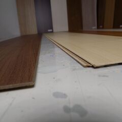 【Ａ】naoss ナオスフローリング（MDF材）　サンプル・見本材　2.2㎡／1.3畳分　145X900mmX3mm厚（縦に並べて貼ると900mmX2400mm）　17枚17色　壁に貼ってもおしゃれ！の画像