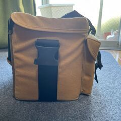 仕切りとストラップ付き大型カメラバッグ。茶色。頑丈仕様。の画像