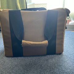 仕切りとストラップ付き大型カメラバッグ。茶色。頑丈仕様。の画像