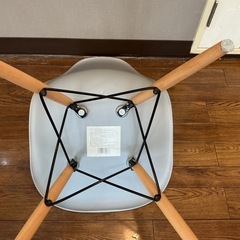イームズチェア風 グレーチェア 木脚 北欧風 
の画像