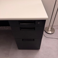 【美品】PLUS スチールデスク 片袖机 幅140cm ホワイト×ダークグレーの画像