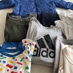 洋服とおもちゃセットの画像