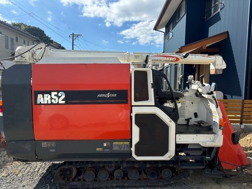 4条刈の52馬力クボタコンバインAR52