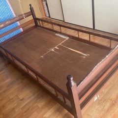 木製シングルベッドの画像