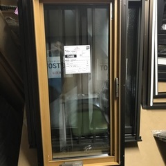 YKKAP社　たてすべり出し窓　網戸付　在庫未使用新品の画像