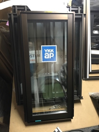 YKKAP社　たてすべり出し窓　網戸付　在庫未使用新品