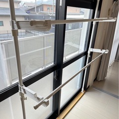 窓枠に取り付ける物干し竿の画像