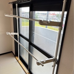 窓枠に取り付ける物干し竿の画像