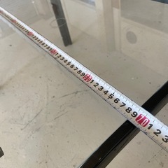 天板がガラスのテーブルの画像