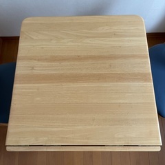 ダイニングテーブルセット（椅子二脚）の画像