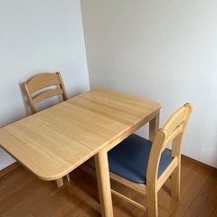 ダイニングテーブルセット（椅子二脚）の画像