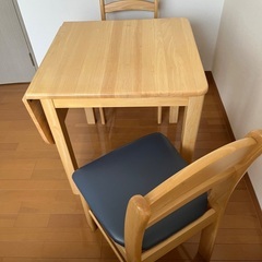 ダイニングテーブルセット（椅子二脚）の画像