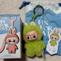 ラブブ　POP MART THE MONSTERS PIN FOR LOVE V 正規品確認済み LABUBU  イニシャル  Vの画像