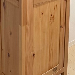 【IKEA】ガラス扉の木の棚、食器棚、コレクションケースの画像