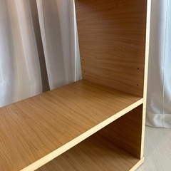 収納ボックスと飾り棚の画像